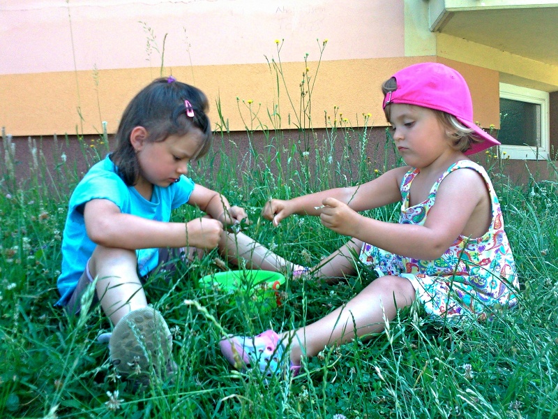 co tam ty holky va��, �e se u toho tv��� tak v�n�?