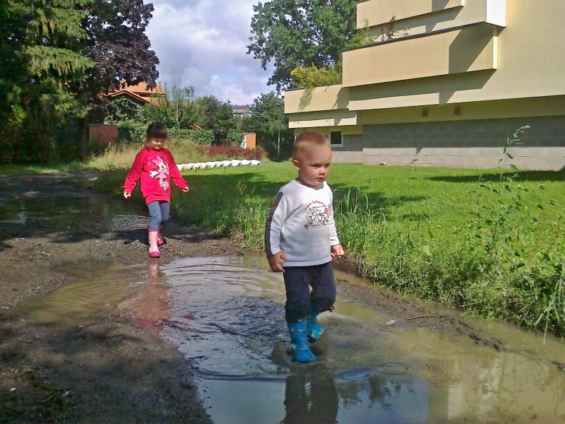 poprv v gumkch (Ondra) v kaluch u barku