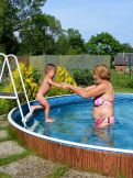 Náhled: dovádění s babičkou v bazénu na chalupě