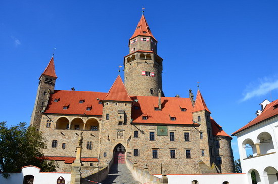 hrad-bouzov-nahled